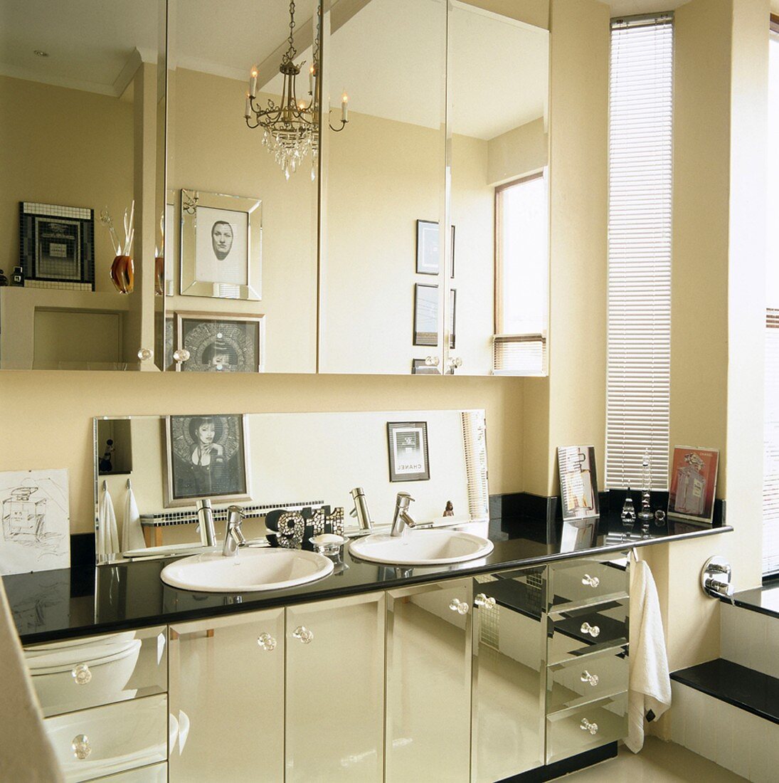 Blick in Badezimmer mit zwei Waschbecken & Spiegelschränken