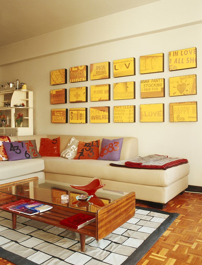 Wohnzimmer mit Sitzecke, Beistelltisch & Wandbildern