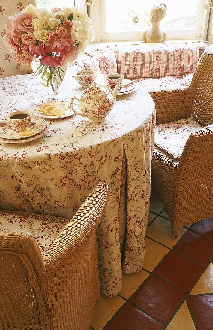 Tisch mit Teegeschirr im Wohnzimmer