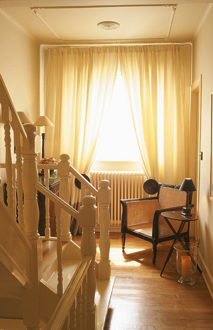 Treppen und ein Stuhl am Fenster