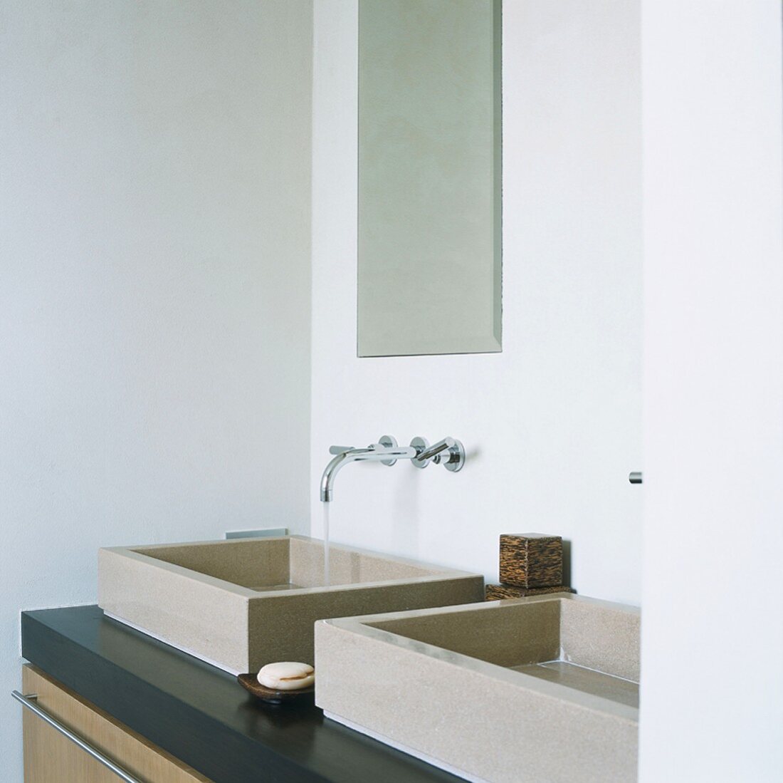 Schlichtes Badezimmer mit zwei freistehenden Wachbecken aus Sandstein