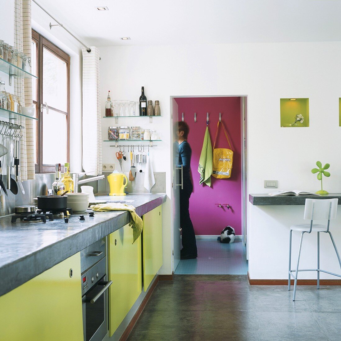 Einbauküche mit grünen Schränken und Betongrundplatte