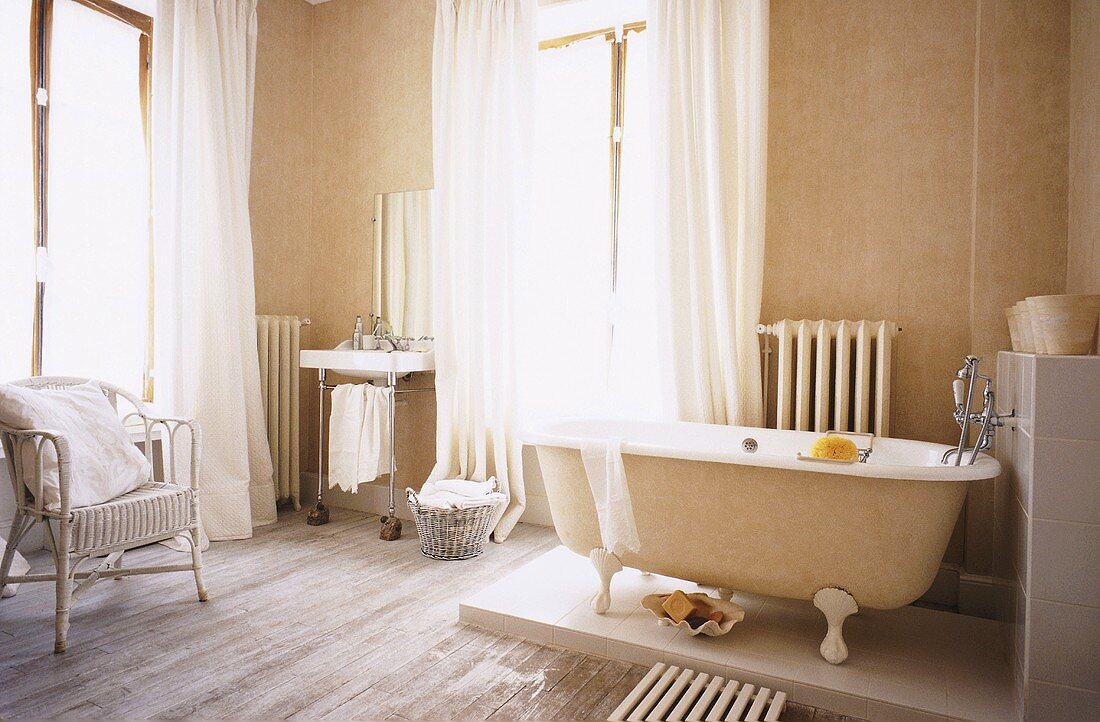 Eine freistehende Badewanne auf Podest im hellen Eckbadezimmer mit Großen Fensterfronten