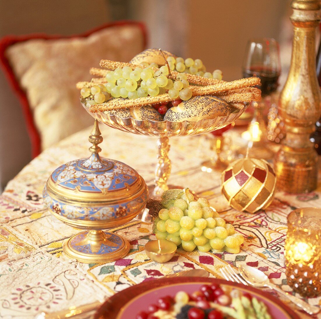 Trauben auf einem orientalisch gedeckten Tisch