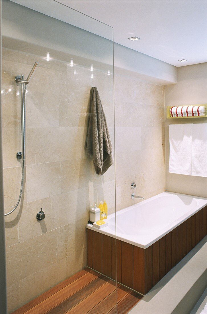 Shower cubicle and bathtub