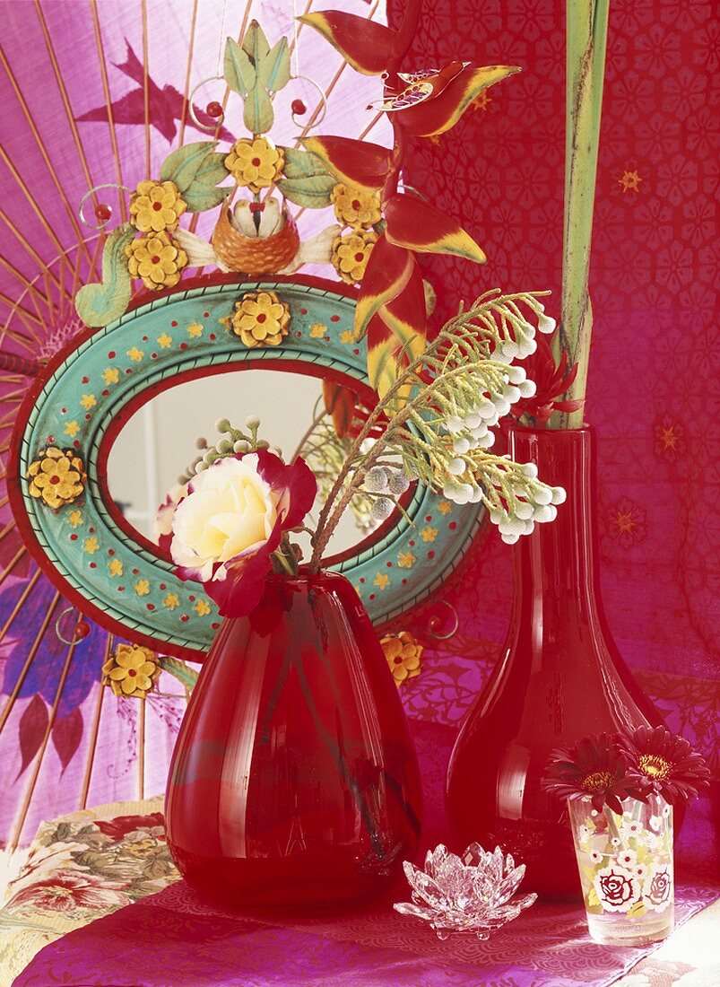 Blumen in roten Vasen