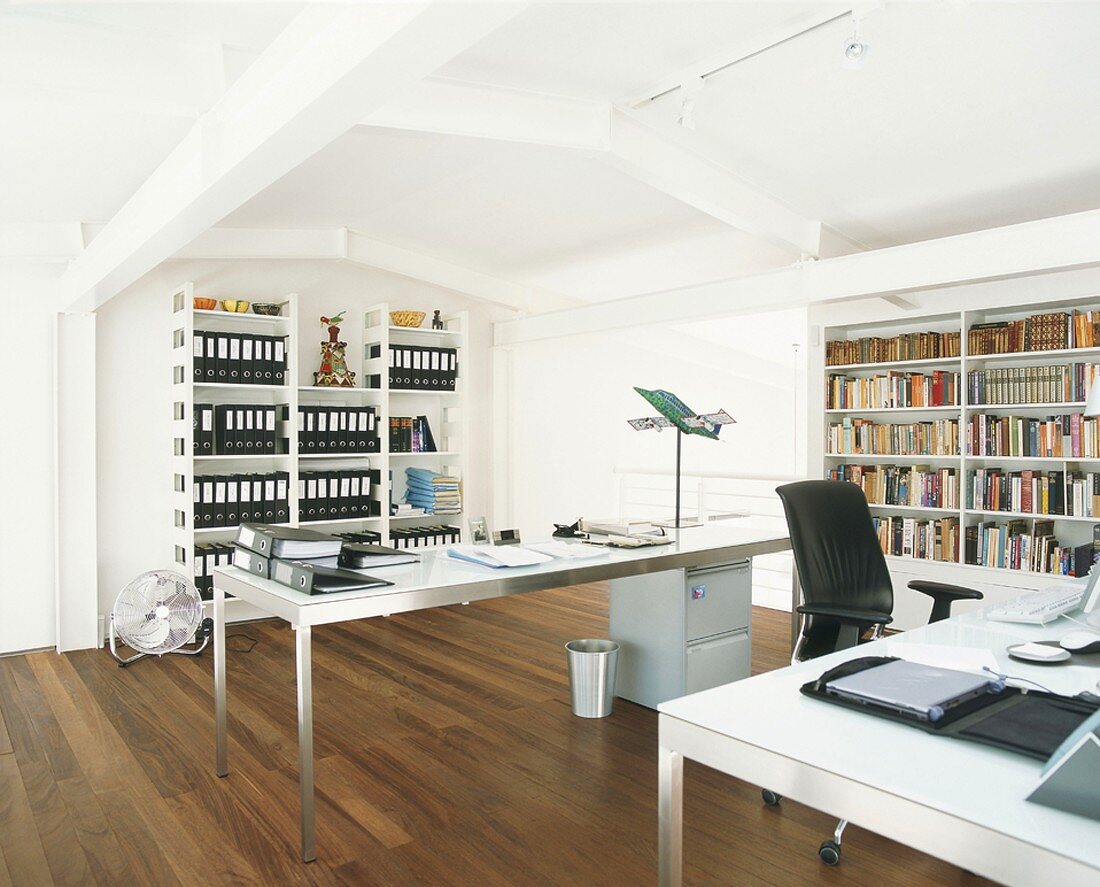 Büro mit Bücherwand