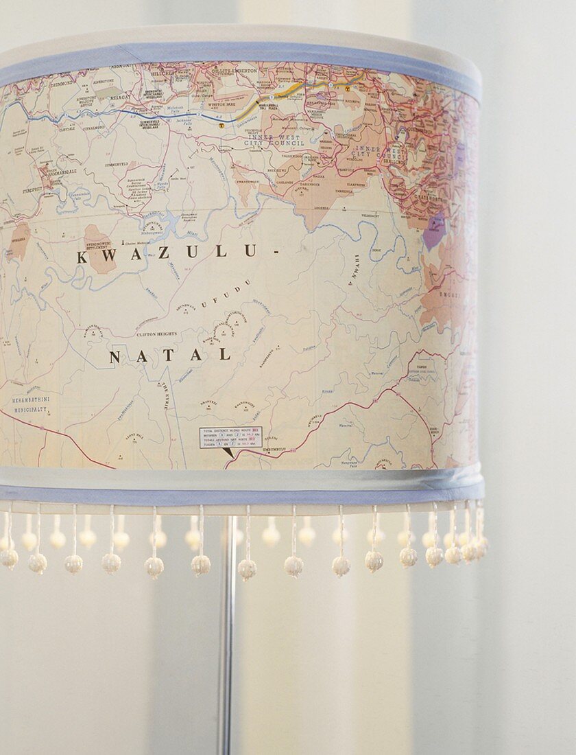 Lampenschirm mit Landkarte beklebt