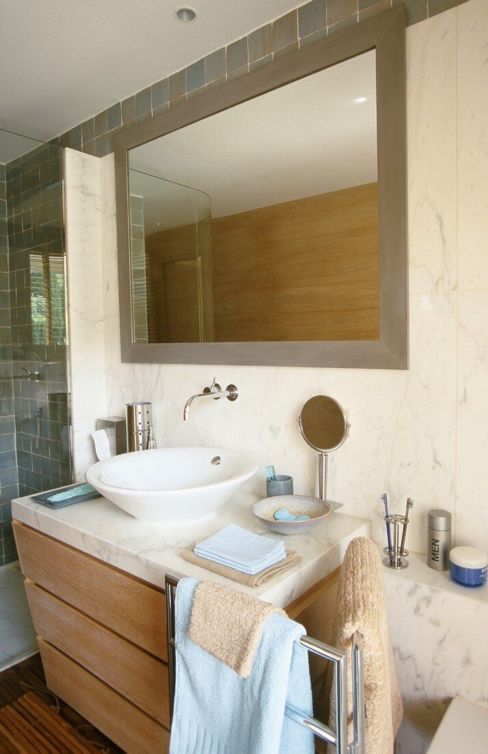 Badezimmer mit Waschbecken, Spiegel & Badutensillien