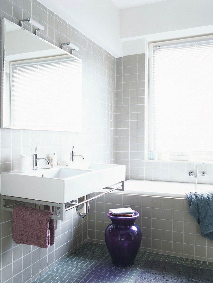 Bathroom with sinks and bathtub