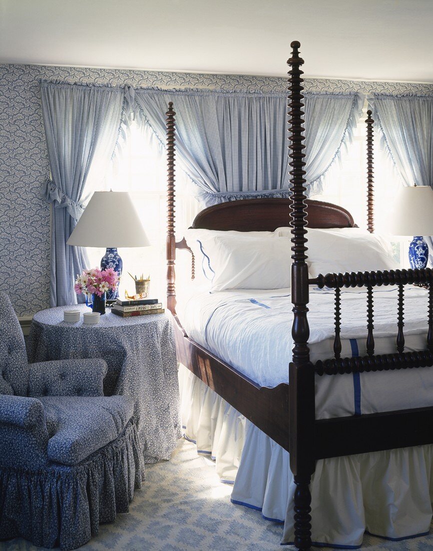 Herrschaftliches Schlafzimmer mit kunstvoll gedrechselten Bettpfosten und Textilien in blau-weiss