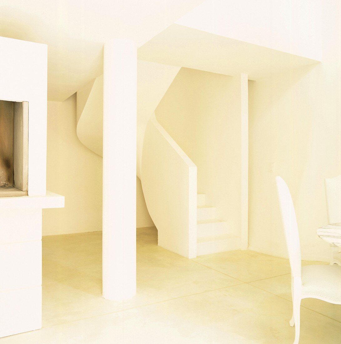 Strahlend weisser Wohnraum mit gemauerter Treppe