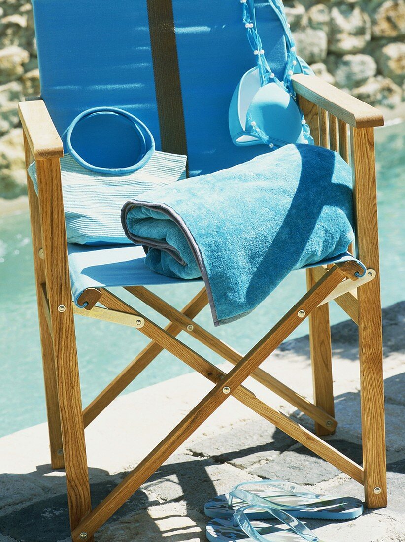 Stuhl mit Schwimmsachen dekoriert