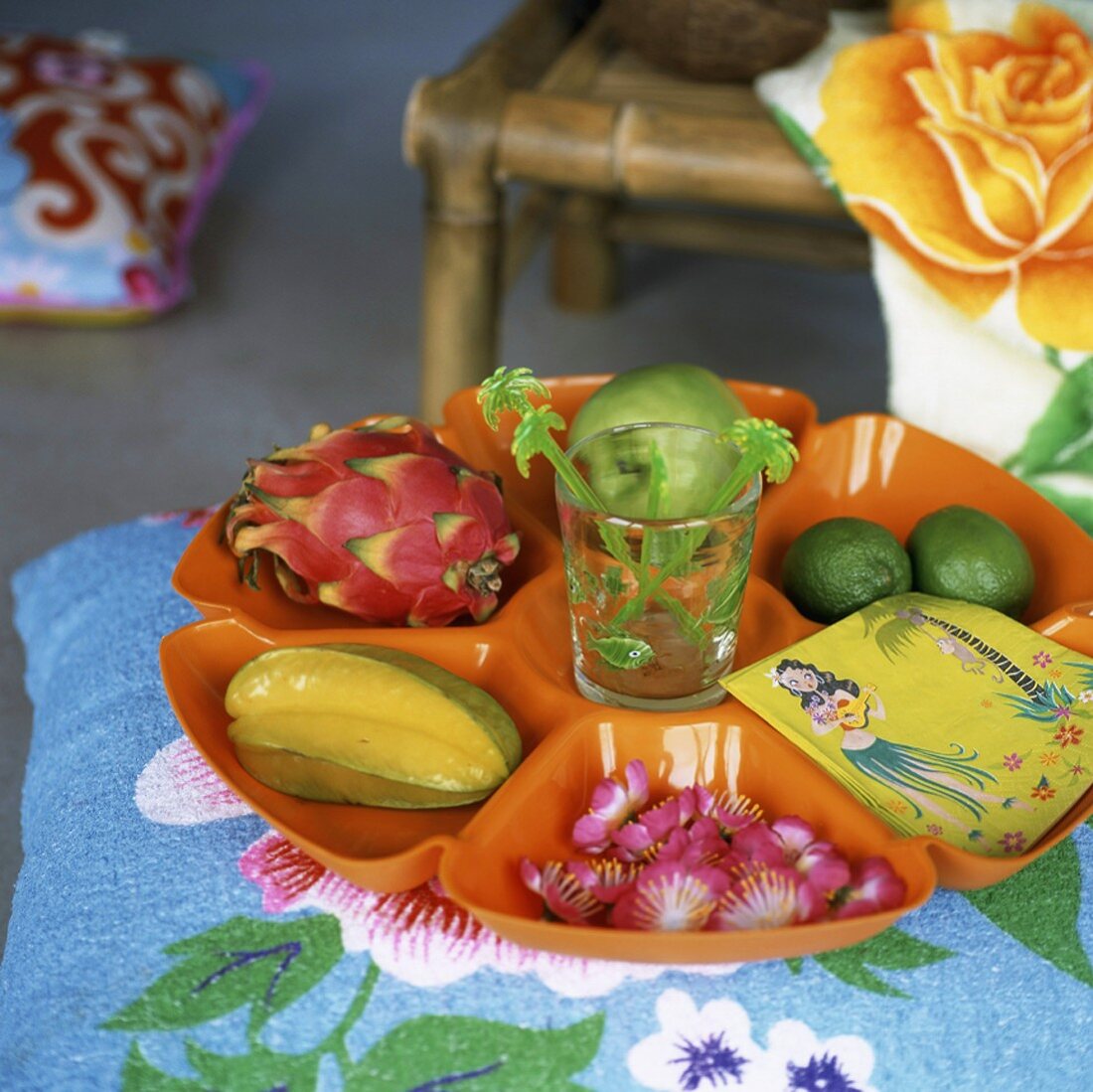 Schale mit exotischen Früchten dekoriert – Bild kaufen – 345356 ...