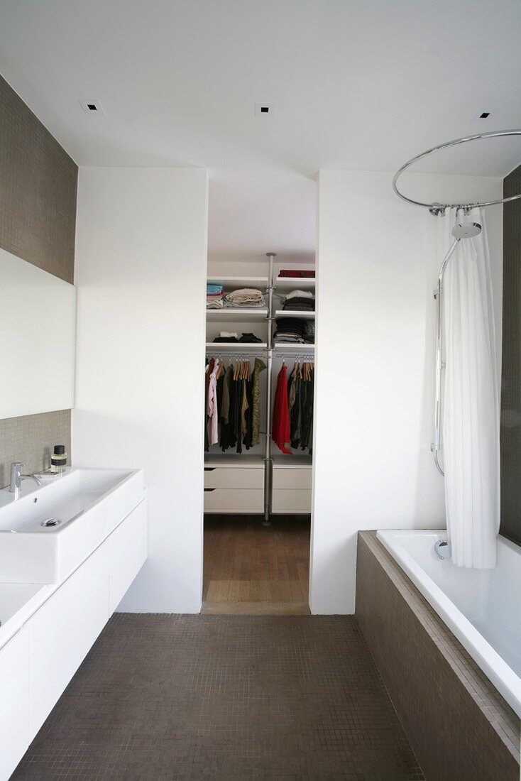 Modernes Badezimmer mit Durchgang zum Ankleideraum