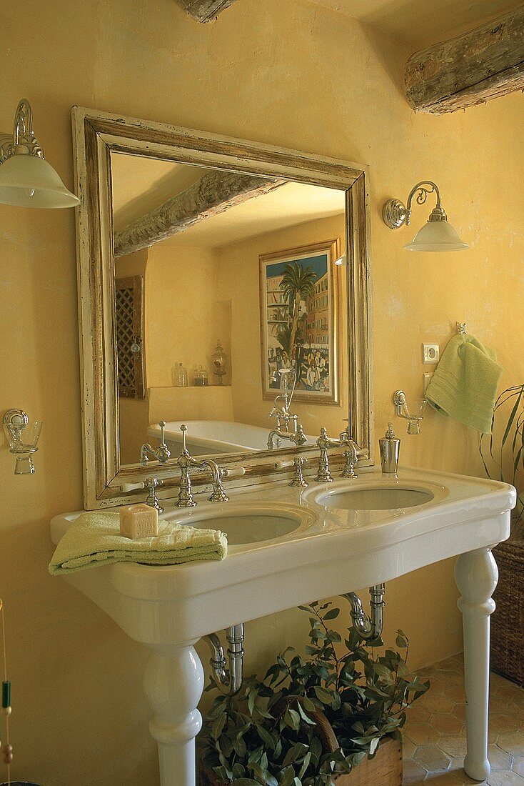A country-house style wash basin
