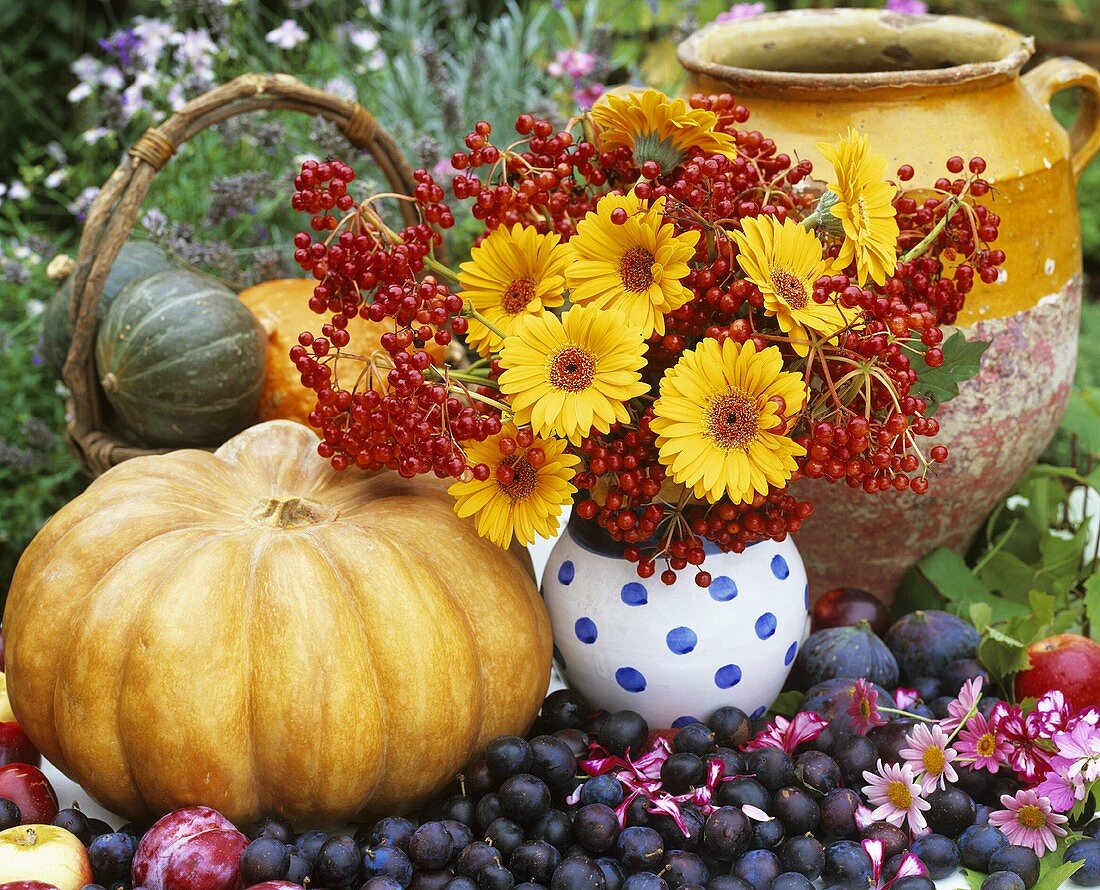 Herbstliches Stillleben mit Blumenstrauss, Kürbissen & Obst