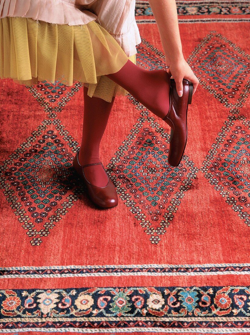 Füsse auf rotem Teppich