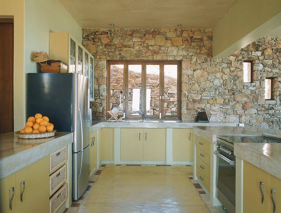 Moderne Einbauküche in einem italienischen Natursteinhaus