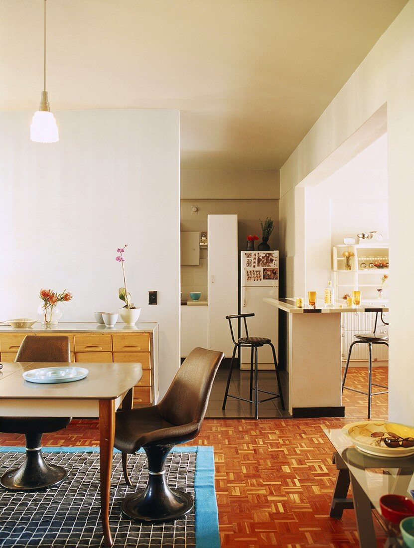 Offenes Raumkonzept mit Küche und Essbereich im 60er Jahre Stil