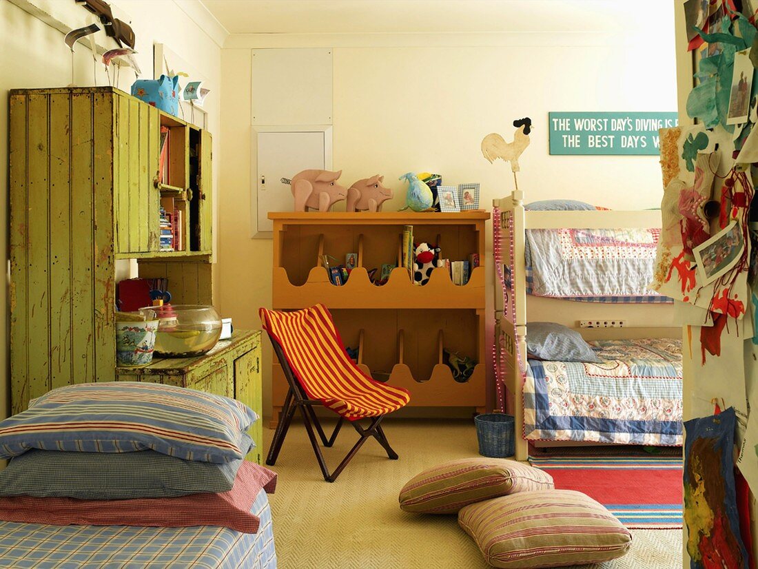 Buntes Kinderzimmer mit Etagenbett und antikem Holzschrank