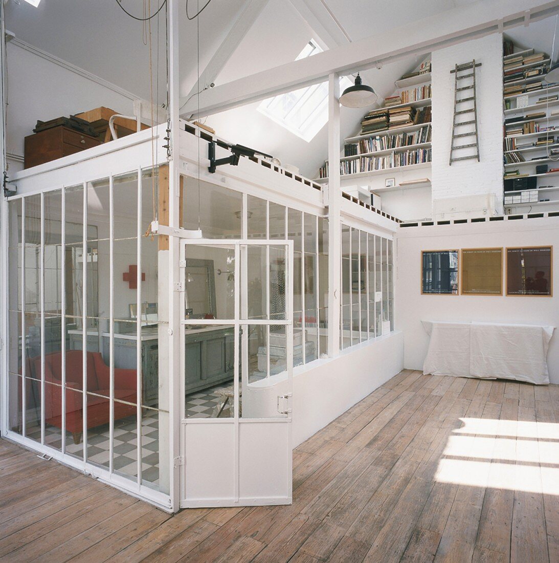 Die Deckenfläche des Glaseinbaus schafft im Loft eine zweite Wohnebene