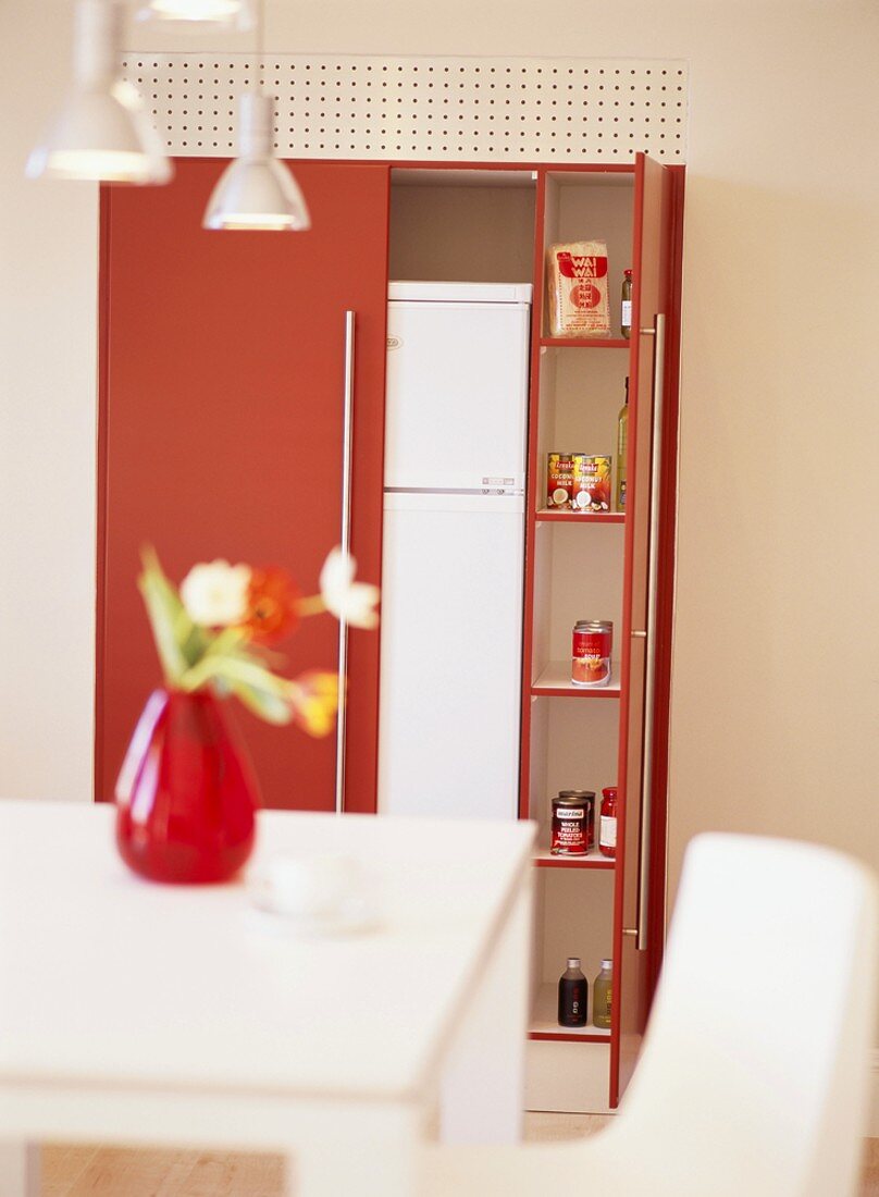 Roter Aufbewahrungsschrank mit Kühlschrank und Lebensmitteln