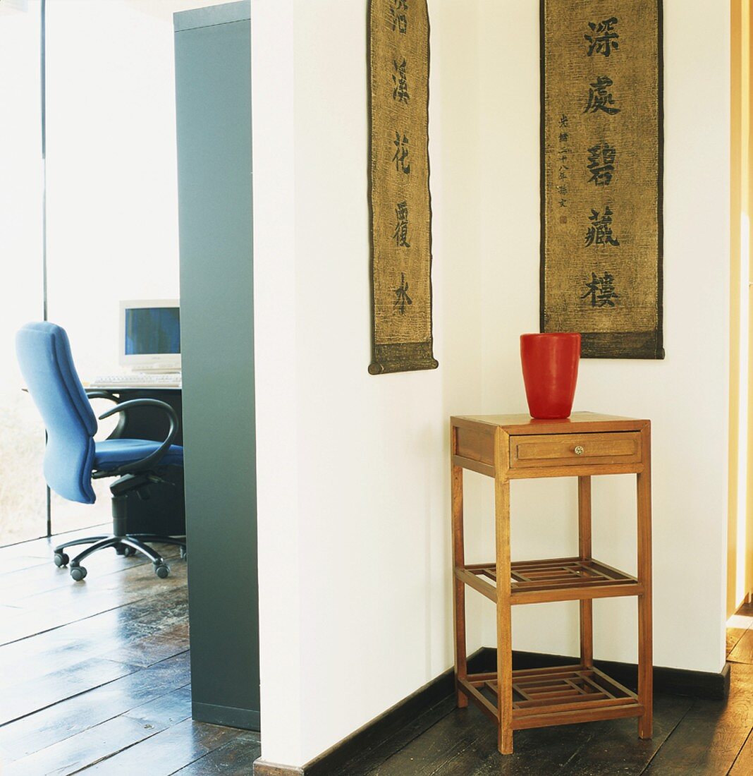 Zimmerecke mit chinesischem Beistelltisch und Wandschmuck