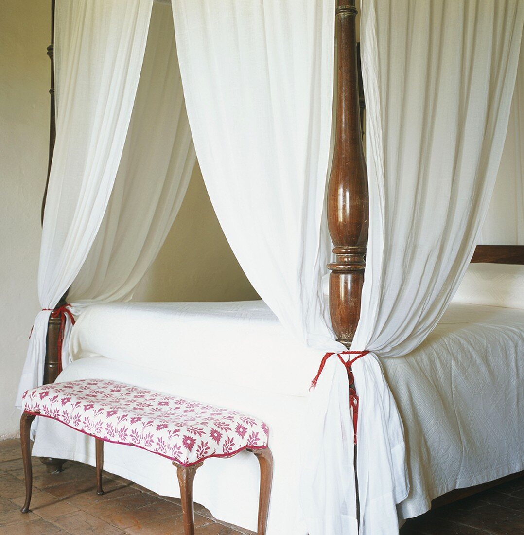 Ein Himmelbett im Empire Stil mit kleiner Sitzbank