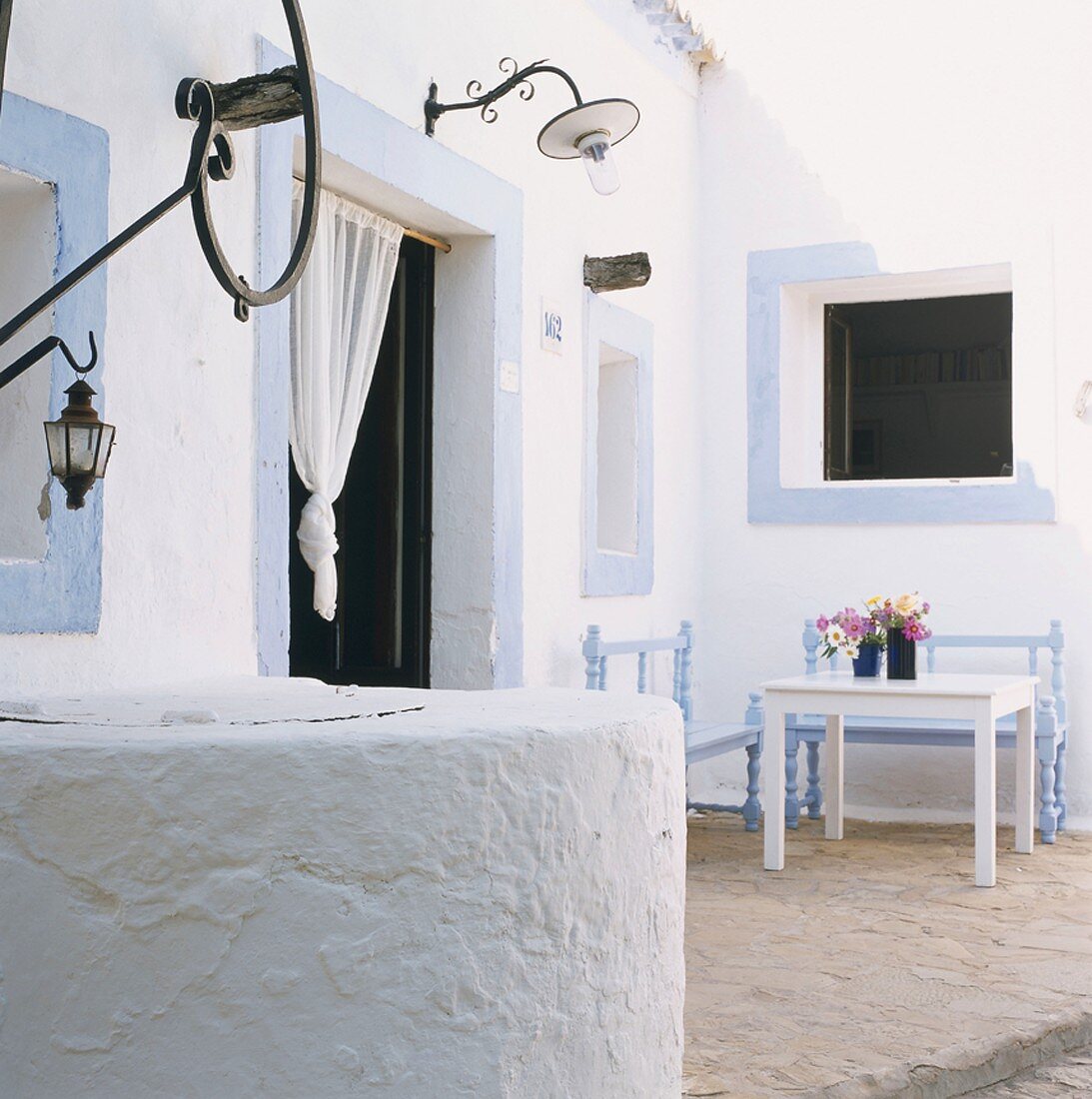 Die romantische Terrasse der traditionellen Finca bietet eine kleine Sitzecke mit Bänken und einem Tisch