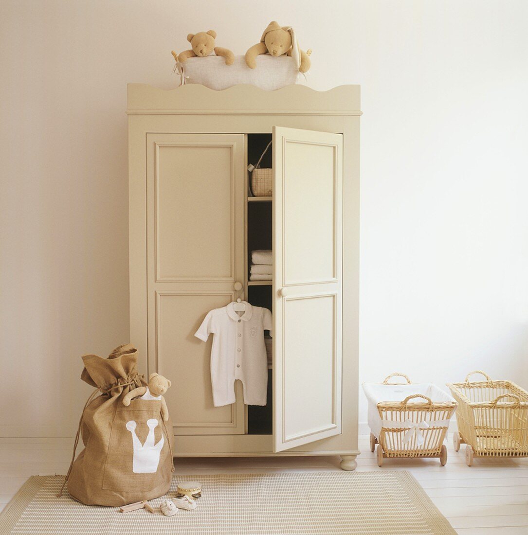 Der schöne, weiße Kleiderschrank und die Korbwägen bieten Stauraum und verbreiten moderne Romantik im Kinderzimmer