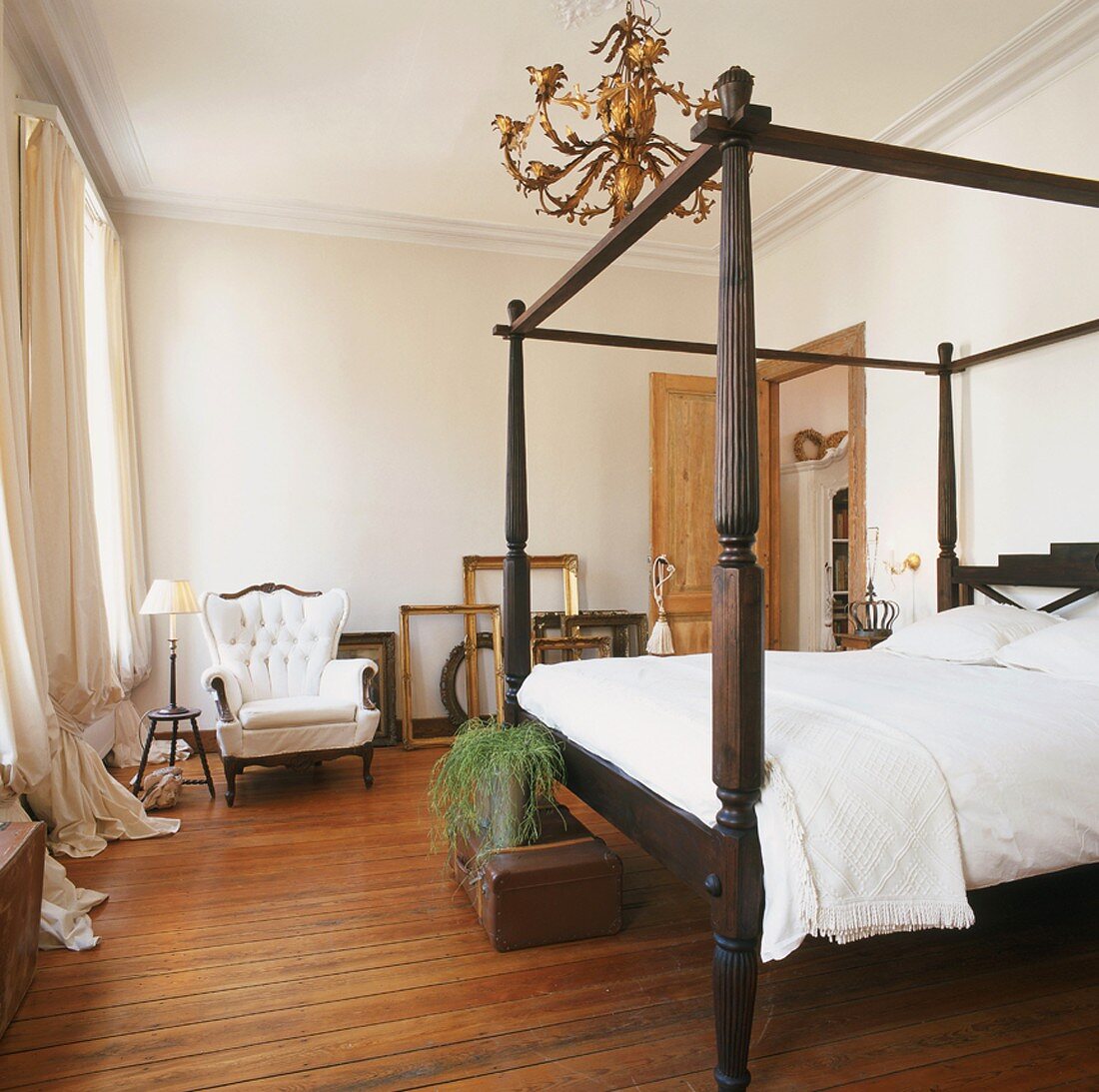 Ein herrschaftliches Himmelbett aus der Gründerzeit bildet den Mittelpunkt des antik eingerichteten Schlafzimmers