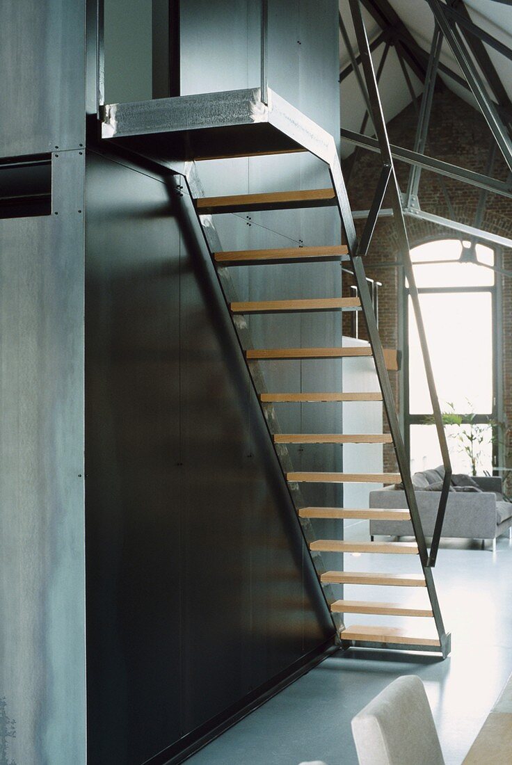 Einfache Treppe aus Stahl und Holz in einem Loft