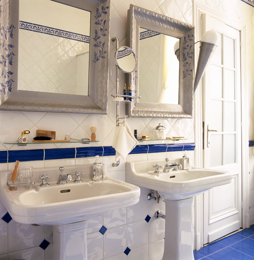 Klassisches Badezimmer mit zwei Waschplätzen und blauen Farbakzenten