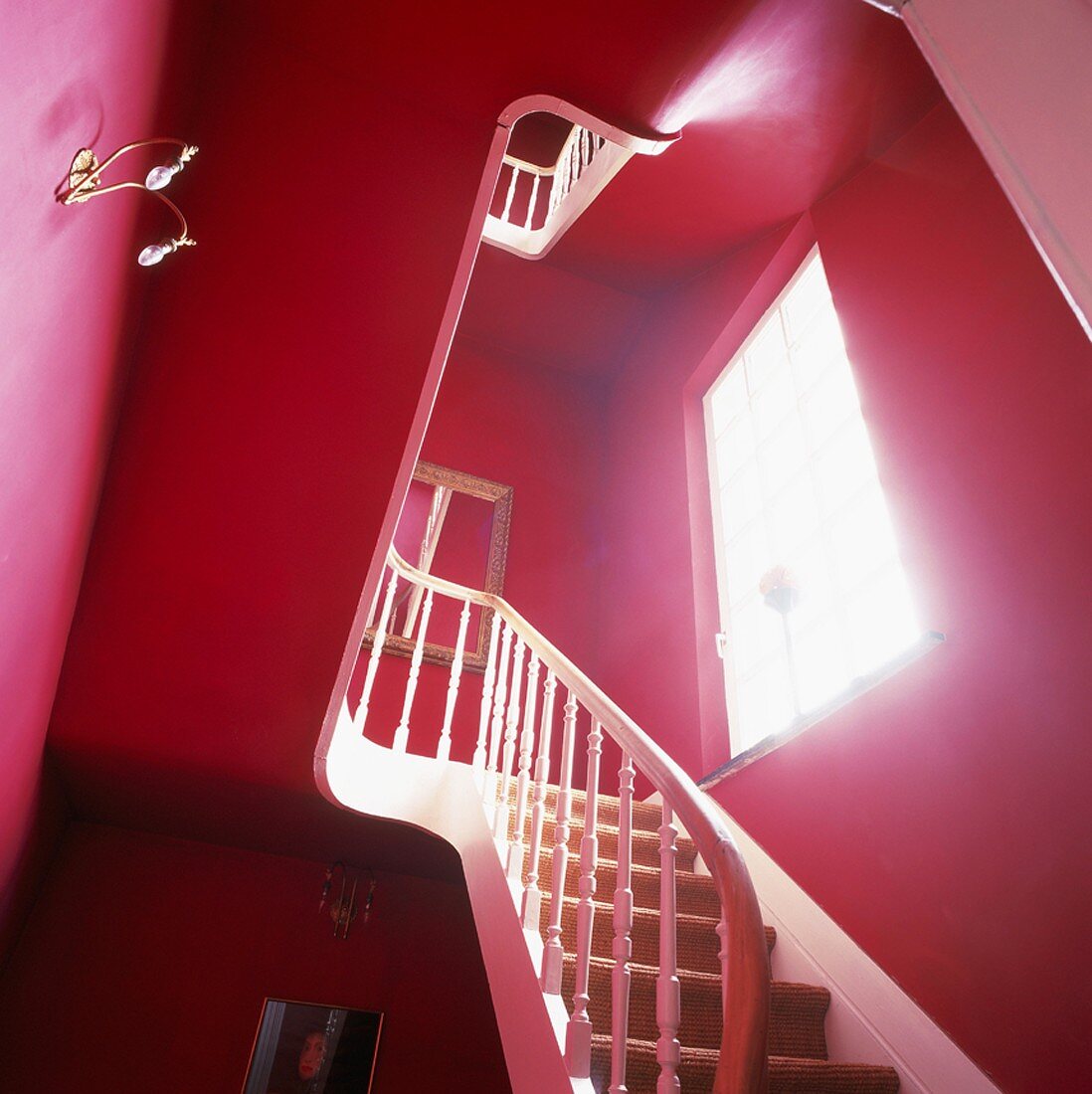Klassik trifft auf Pop Art: Ein rotes Treppenhaus