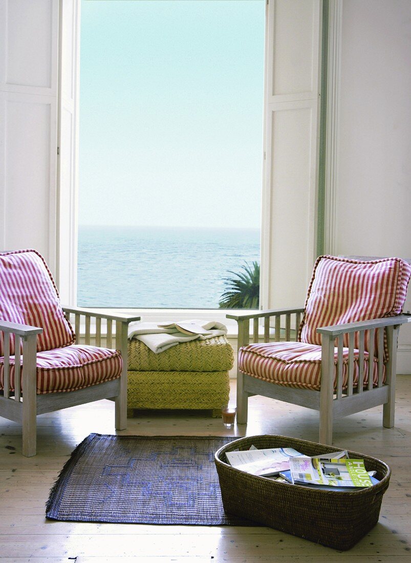 Eine gemütliche Sitzecke mit Ausblick aufs Meer