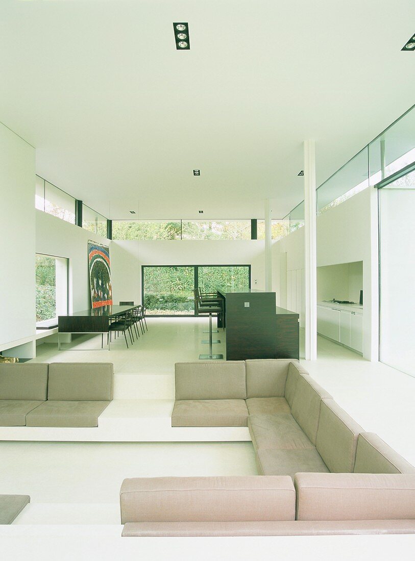 Eine große Sofakombination in Pastelltönen und filigran-funktionale Holzmöbel rollen den Look der 50er und 60er neu auf