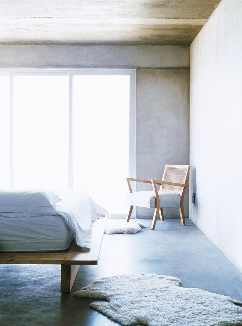 Helles Holz und weiße Textilien bestimmen den puristischen Charakter des hellen Schlafzimmers