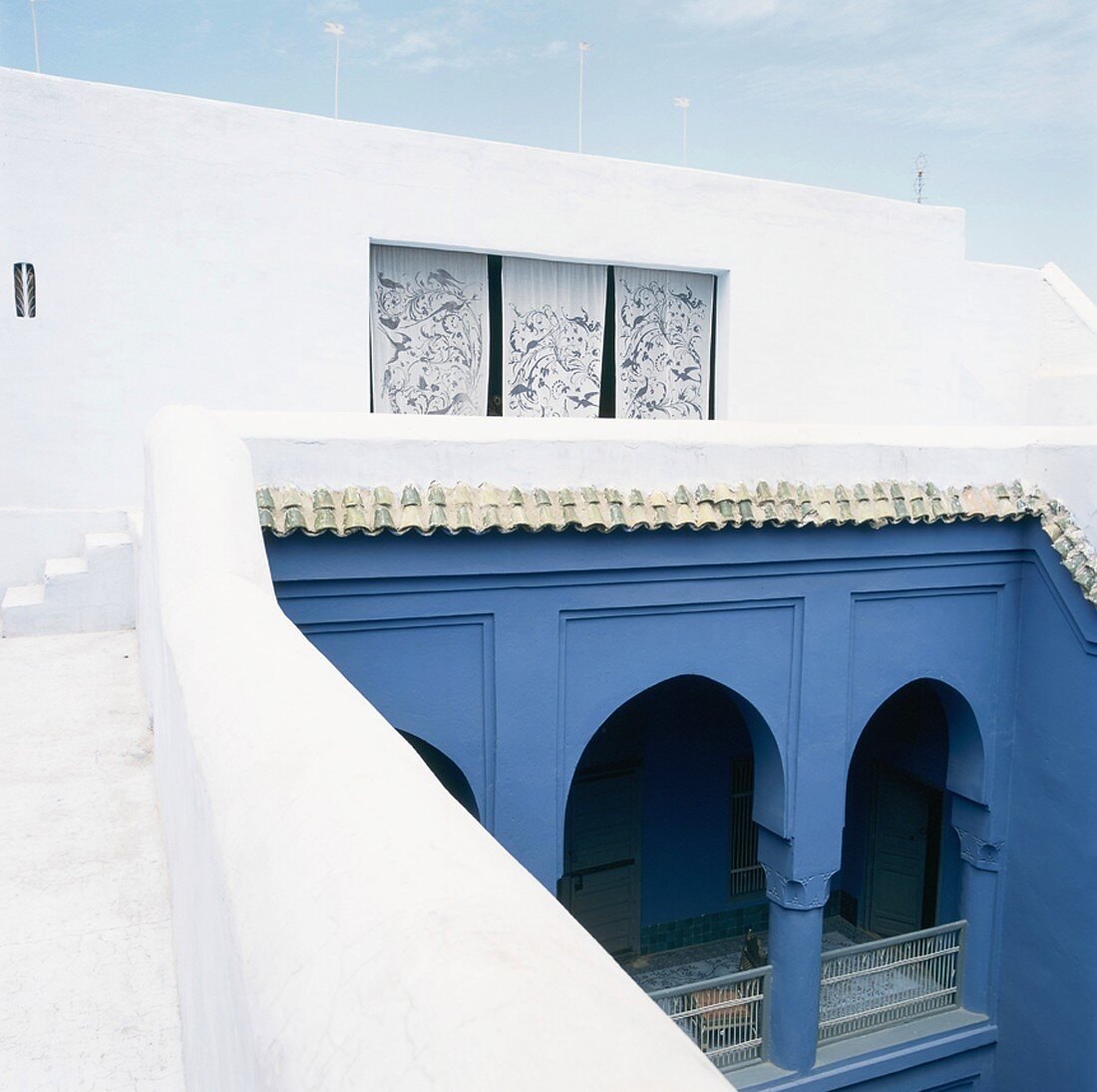 Ein orientalisches Haus mit zum Innenhof gerichtetem, blauem Arkadengang