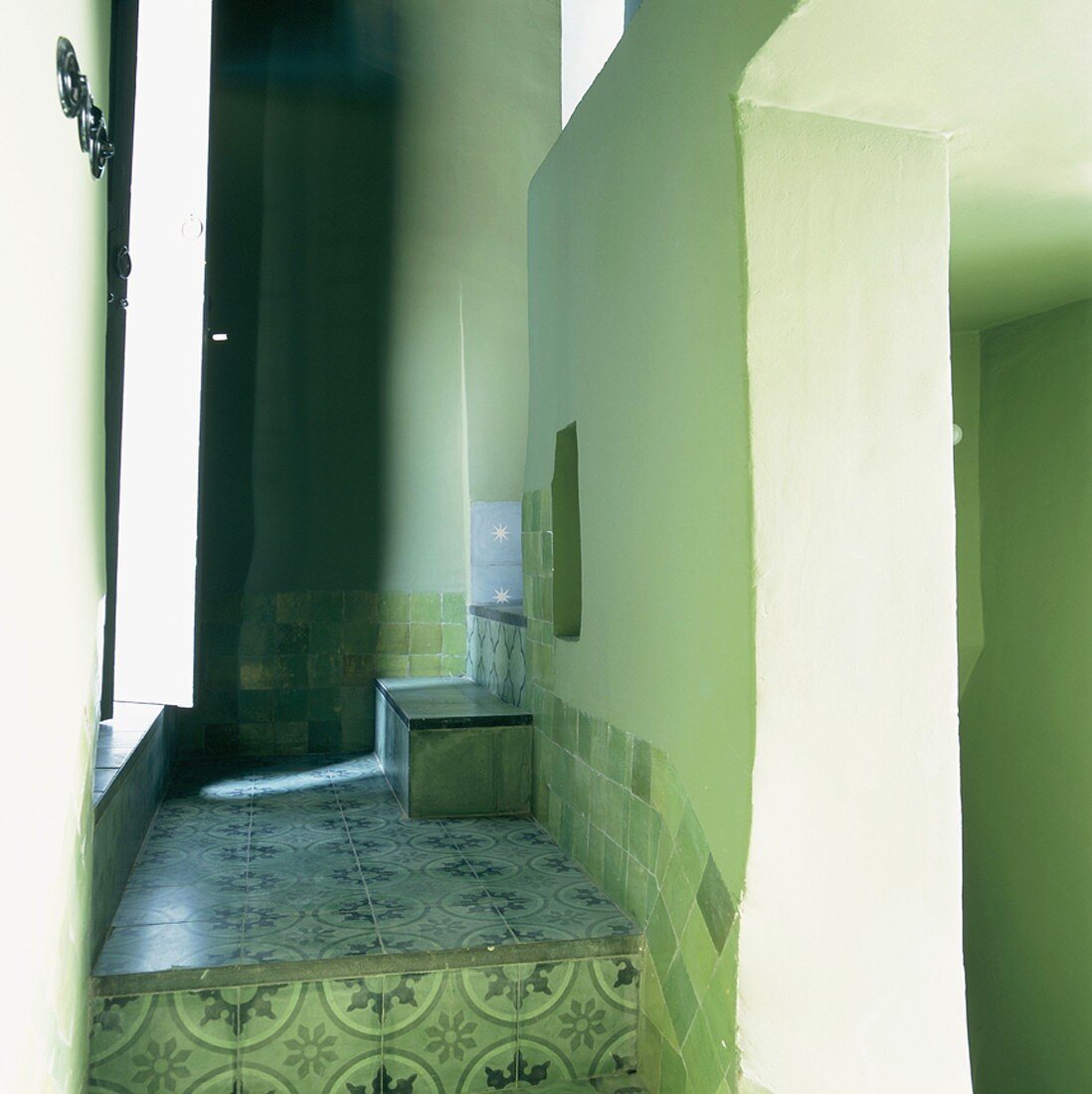 Das traditionelle, halb geflieste Treppenhaus eines orientalischen Hauses