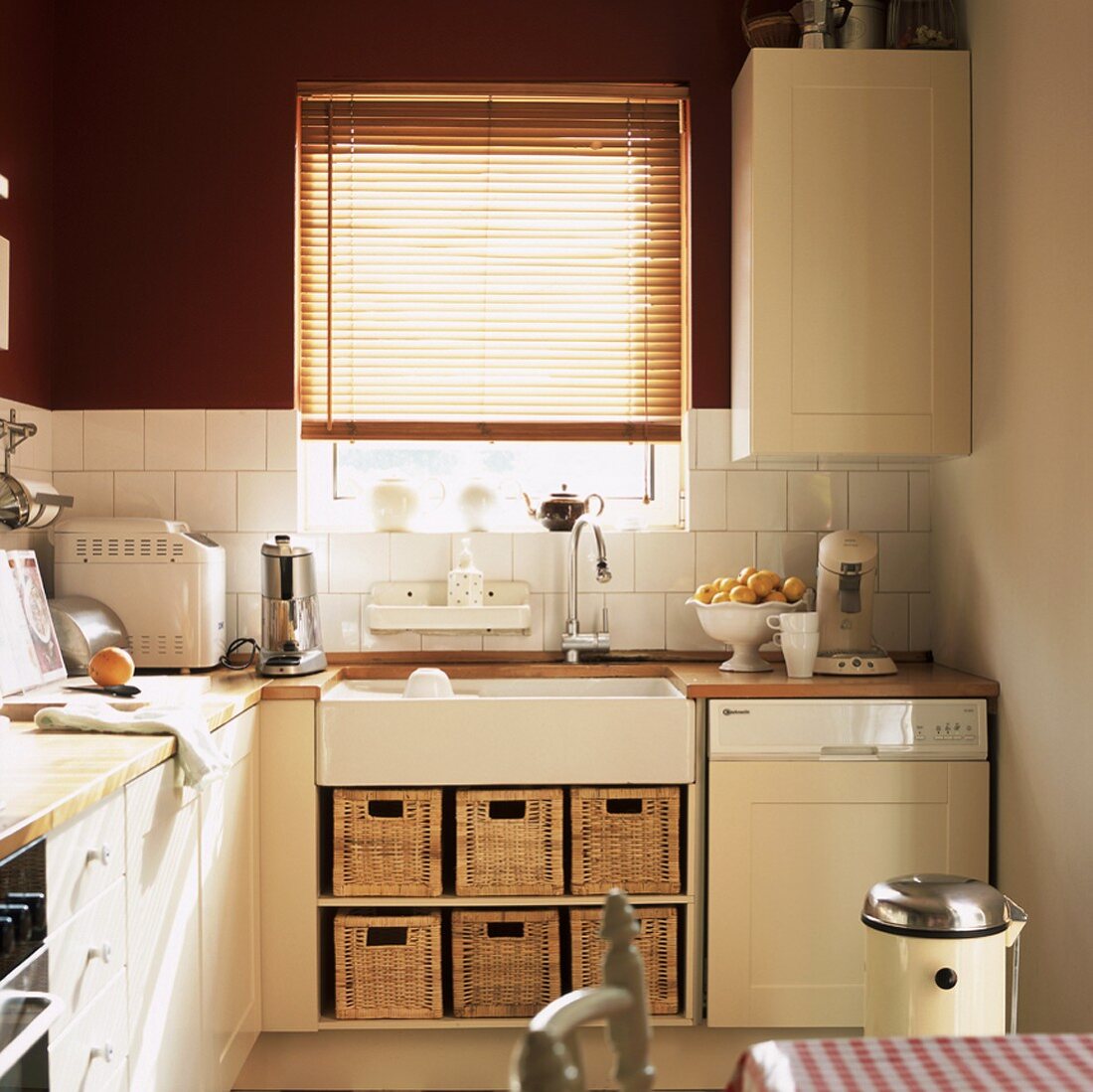 Blick auf das Küchenfenster und die Küchenzeile mit dezent cremefarbenen Schrankfronten