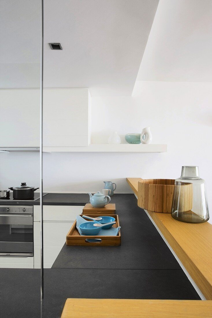 Blick über Schieferplatte einer modernen Küchenzeile mit Holztheke