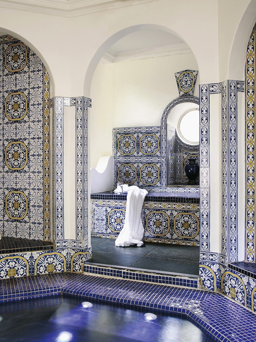 Großes Badezimmer im marokkanischen Stil mit Mosaikfliesen und zentralem Kuppelraum