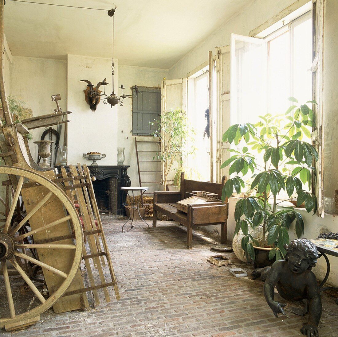 Alte Pferdekutsche und Holzbank in einer rustikalen Werkstatt mit Steinboden und elegantem Kamin
