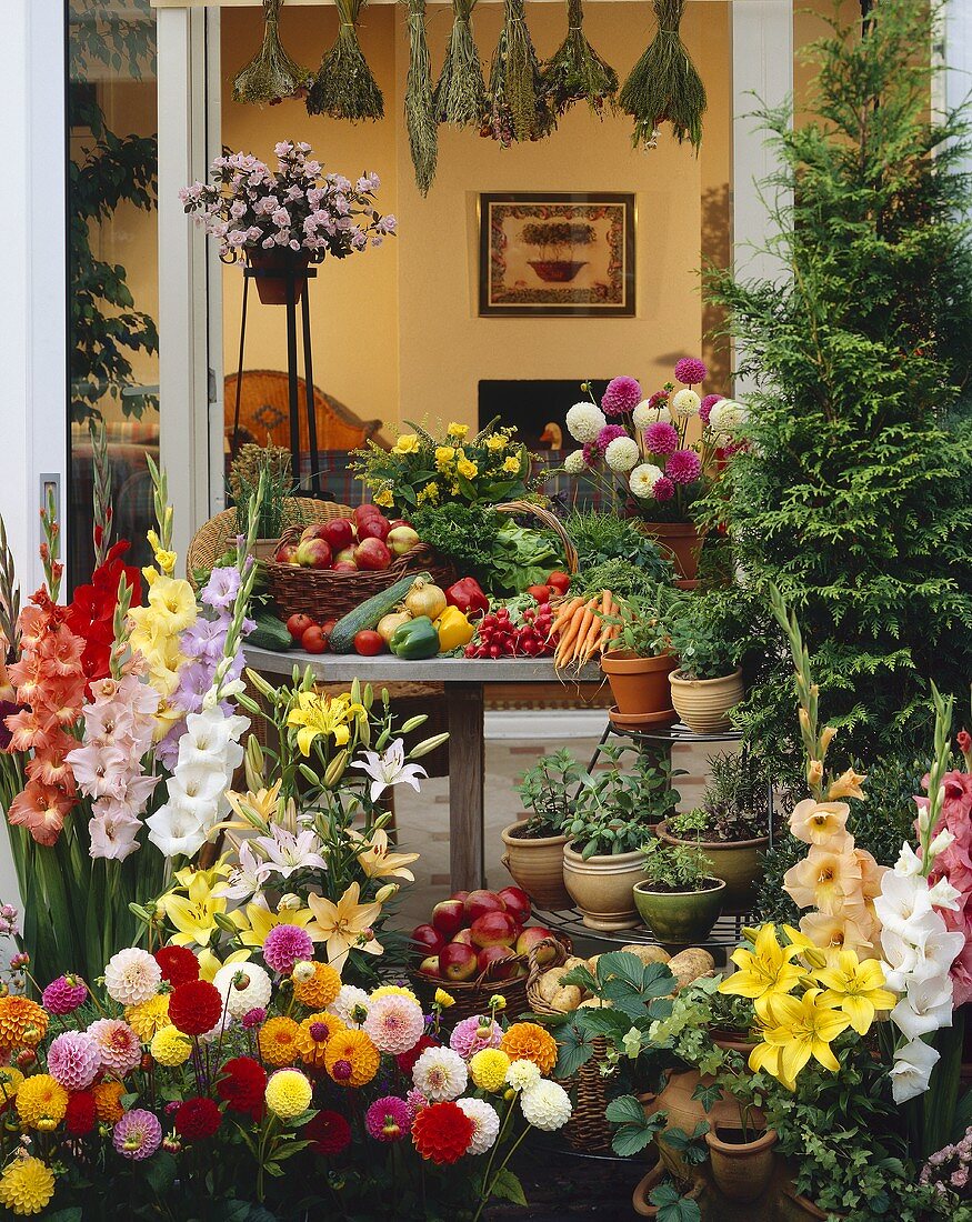 Terrasse üppig dekoriert mit Blumen, Obst, Gemüse & Kräutern