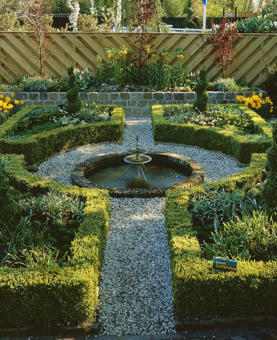 Garden with box hedges and fountain