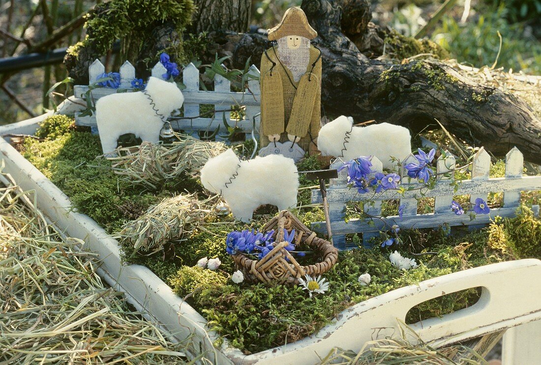 Frühlingsdeko: Miniaturwiese mit Schafen und Schäfersfigur