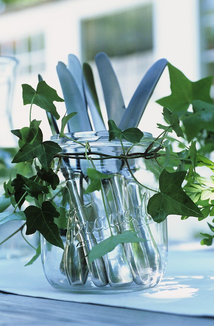 Quick buffet decoration: cutlery in jar decorated with ivy