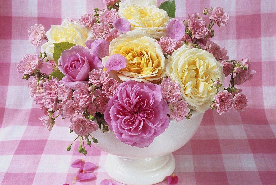 Rosentrauss mit rosafarbenen und gelben Blüten in einer Vase