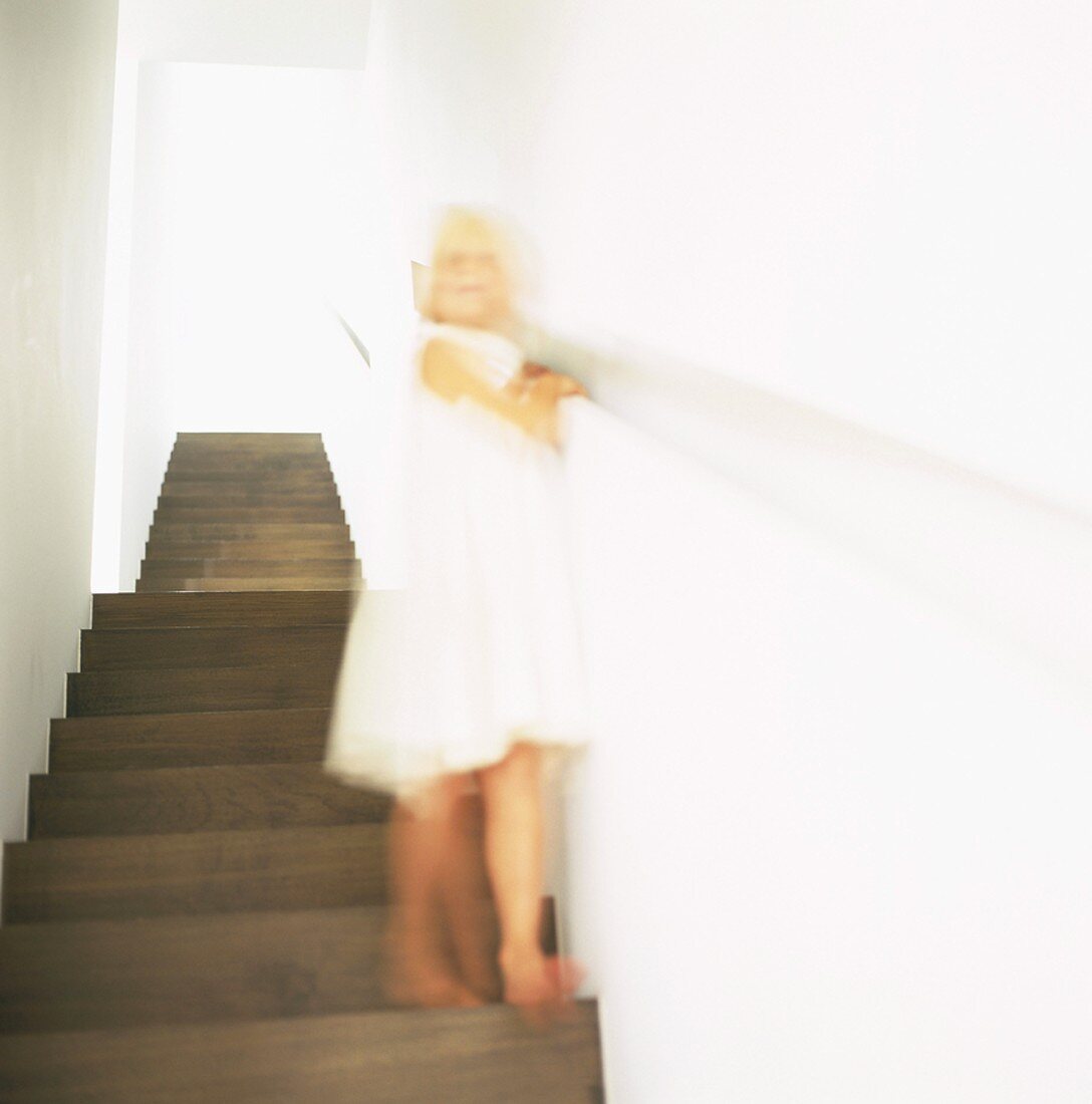 Treppenaufgang mit herunterlaufendem Kind